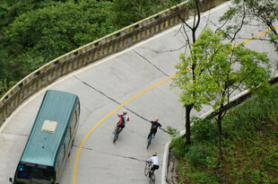 公路上的车辆与行人