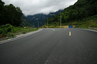 山间公路 开启自然之旅