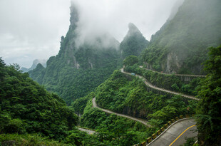 山间云雾缭绕的蜿蜒公路