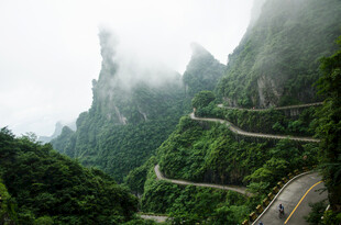 山间云雾缭绕的蜿蜒公路