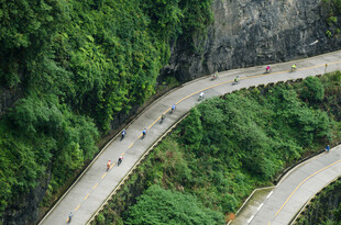 山间蜿蜒公路风景如画