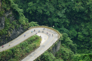 山间蜿蜒公路美景