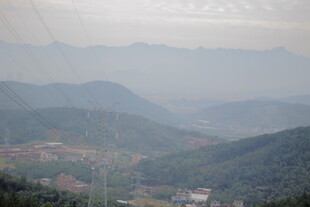 山峦叠翠的乡村景致