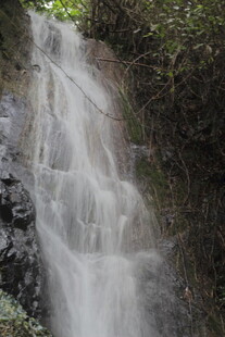 山间清澈小瀑布美景