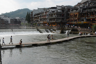 凤凰古城河畔行人漫步