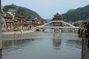 古桥横跨山水间的美景