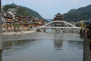 古桥横跨山水间的美景
