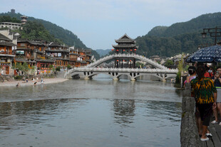 河畔古桥旁的热闹景象