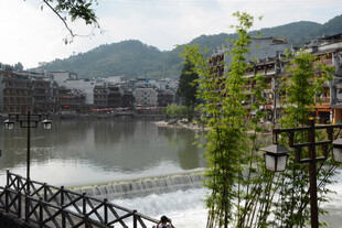 河畔古镇风光