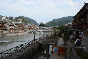 湘西凤凰古城河畔风景