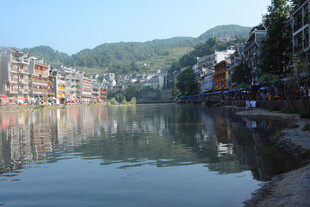 河畔古镇风光 宁静美好