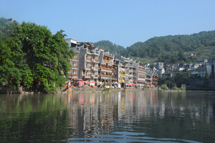河畔多彩民居映于绿水