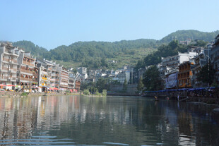 河畔古镇风光