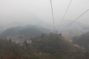 雾中索道穿行山林间