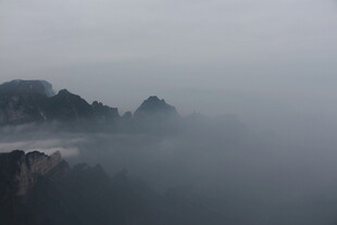 云雾缭绕的山峦美景