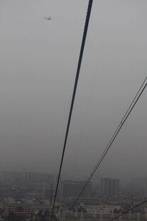 雾中缆车线路景观