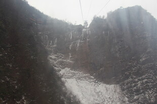 山间河谷壮丽景致