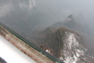 窗外山景被雾气笼罩