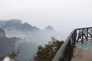 雾中观景台俯瞰山峦美景