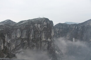 云雾缭绕的险峻山峰