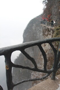 悬崖边护栏 俯瞰壮丽山景