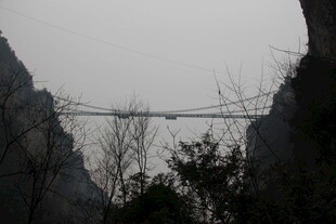 山间悬索桥 自然景致