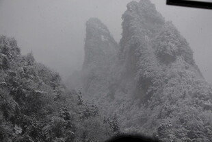 雪覆奇峰 山林银装素裹