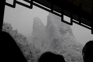 透过窗棂看奇峰美景