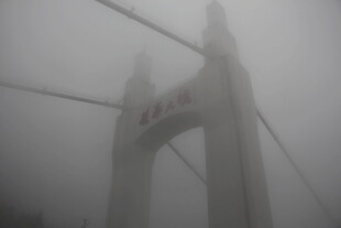 雾中大桥显朦胧之美
