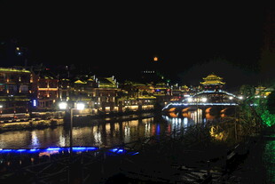 夜晚河畔璀璨夜景