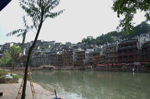 河畔古村落风景