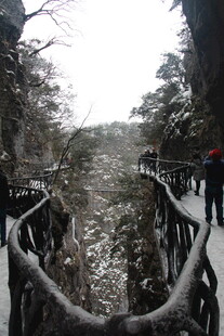 冬日雪景栈道上的行人