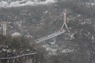 雪覆山间的悬空玻璃桥