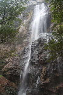 山间瀑布美景