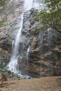 山间瀑布美景