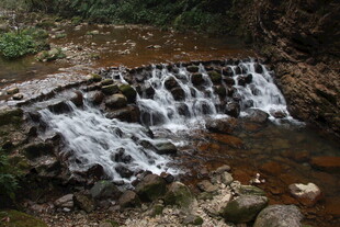 山间小瀑布溪流美景