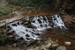 山间小瀑布流水景致