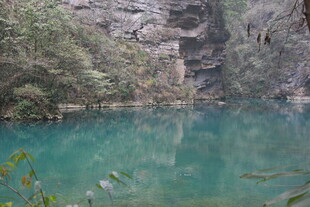 山间幽蓝清澈的碧绿湖水