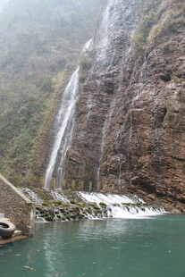 山间飞瀑下的碧绿潭水