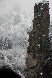 雪覆奇峰景色壮