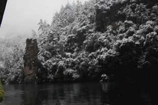 雪覆山林间的静谧水域