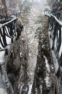 山间雪后铁轨覆雪景象