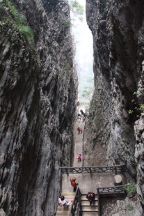 峡谷栈道上的游客身影