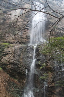 山间瀑布美景