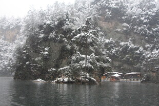 雪覆山林间的静谧水域