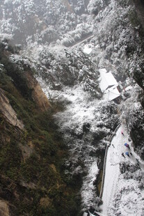 雪覆山峦间的壮美景致