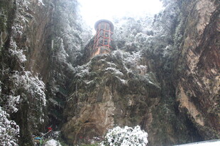 雪覆峡谷中的古老建筑