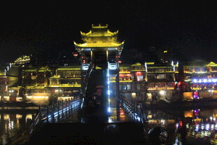 夜晚璀璨的中式古建筑景观