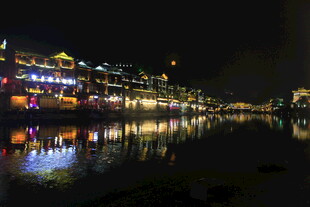 江边夜景璀璨灯光倒影