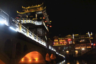 古桥夜景 璀璨灯火映古韵